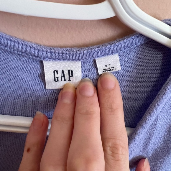 4/$10 Gap wrap top - Picture 2 of 3